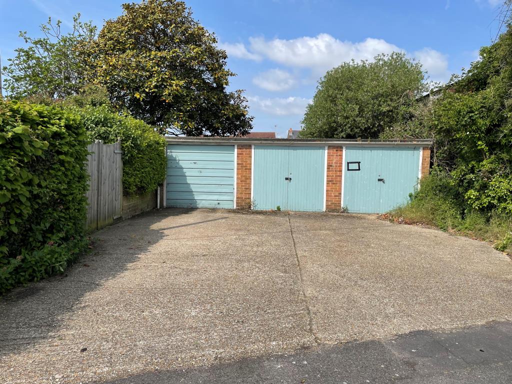 Lot: 8 - FREEHOLD LOCK-UP GARAGE INVESTMENT - Front view of garage with parking area